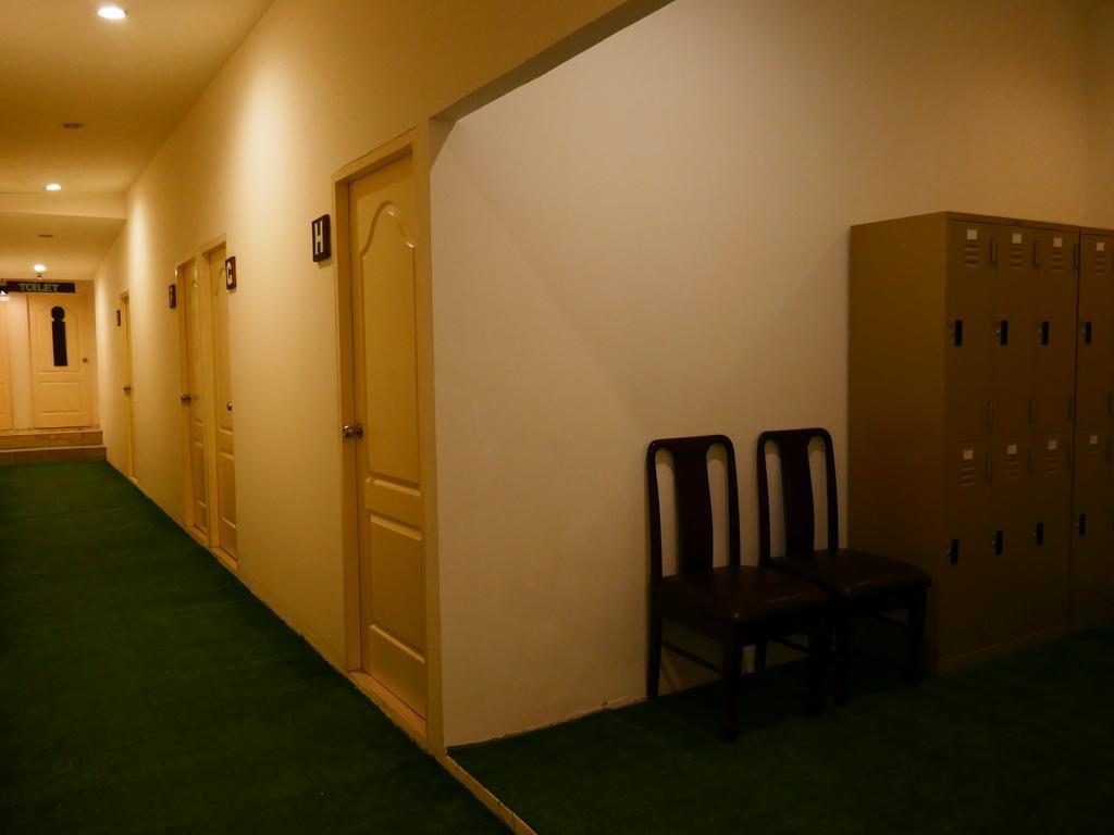 First 1 Boutique Hostel At Sukhumvit 1 Bangkok Eksteriør bilde
